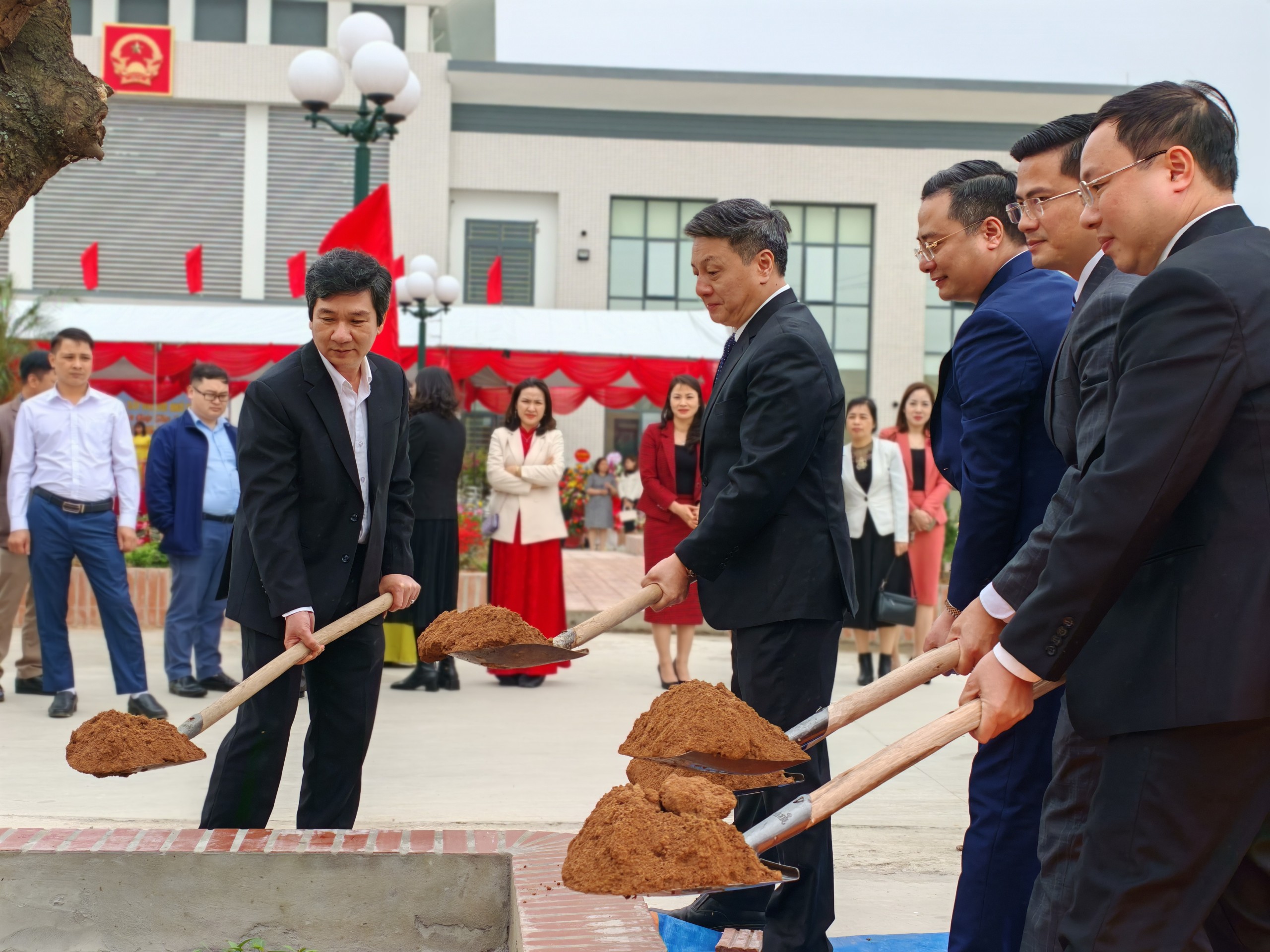 Huyện Thanh Oai tổ chức Lễ phát động Tết trồng cây Xuân Giáp Thìn năm 2024 và khai trương bộ phận một cửa xã Bích Hòa.