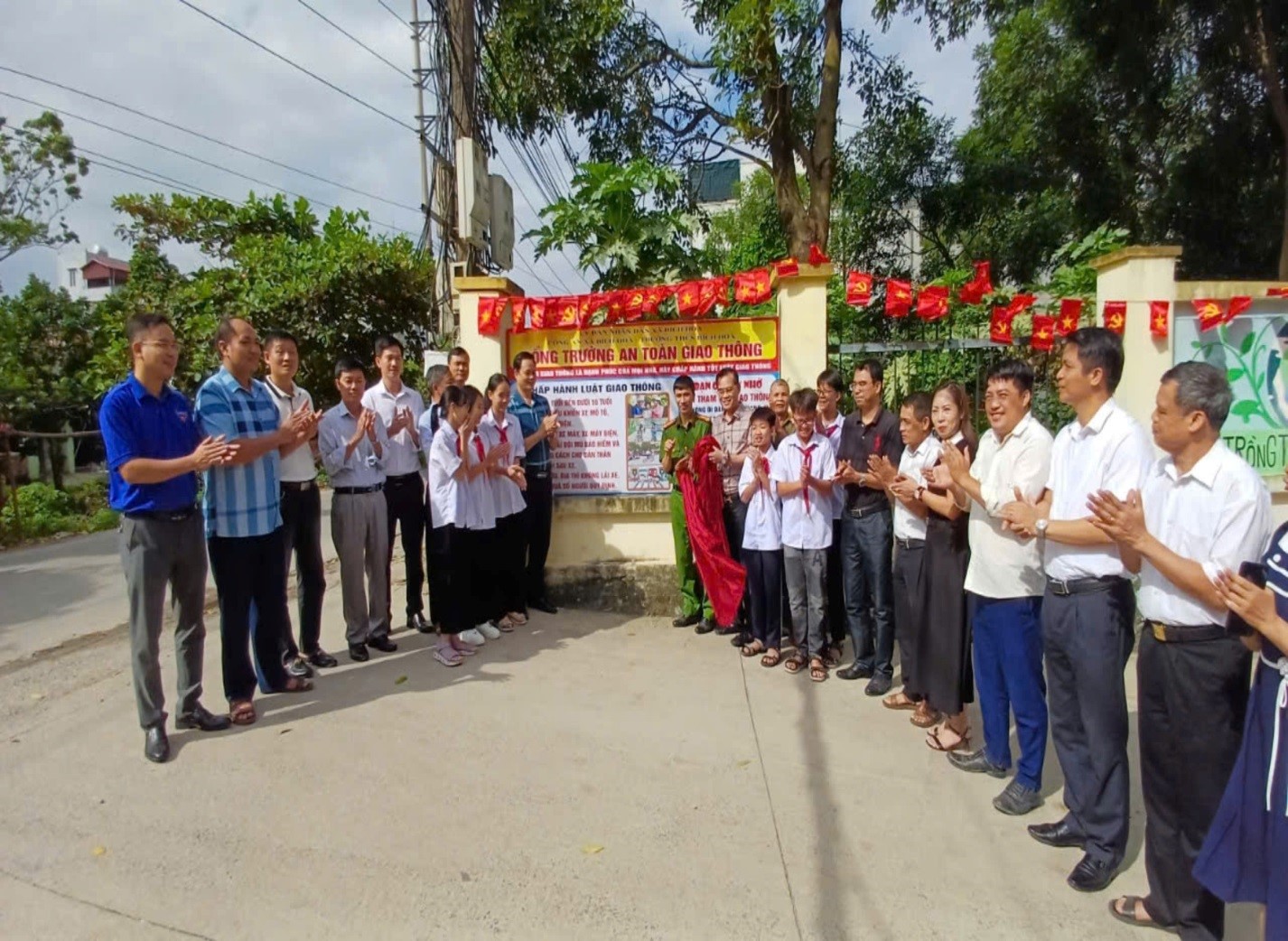 UBND XÃ BÍCH HOÀ BAN CHỈ ĐẠO 197 TRIỂN KHAI MÔ HÌNH “CỔNG TRƯỜNG HỌC AN TOÀN GIAO THÔNG”.